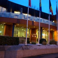 ロビー付近は２階建て。客室棟は３階建て。