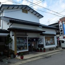 よし寿司の外観。駐車場もあります。