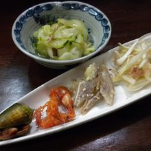 前菜の「島瓜の酢の物」と「とび貝、海老、豚皮、島らっきょう」