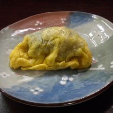 「おにぎり」は混ぜ御飯の薄焼き卵巻きです