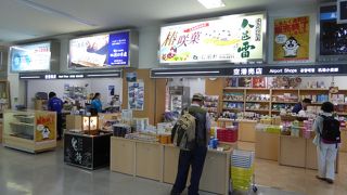 お土産はフェリー乗り場のほうが充実