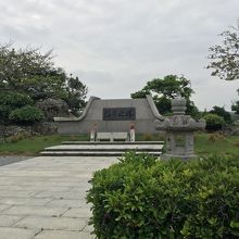 福井の塔、全景。