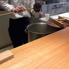 ４種の素材から抽出した薄味の出汁は最初に提供されます。