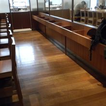 カウンター席の周りには荷物置き場が充実しています。