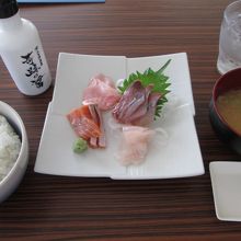 お刺身四種盛り合わせです。