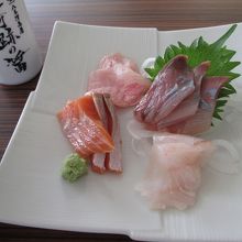 お刺身四種盛り合わせの刺身です。