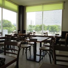 店内は明るいフロアです。