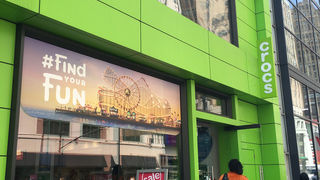 34ストリートを挟んでメイシーズの向かいにあるクロックス