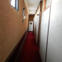 これが日本旅館の廊下？　赤い毛氈にダンスホールの名残りが！