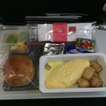 行きの機内食?オムレツ