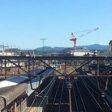 八高線だけは、 ホームが少し遠いです。