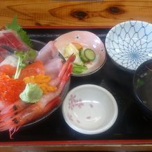 具ギッシリの海鮮丼