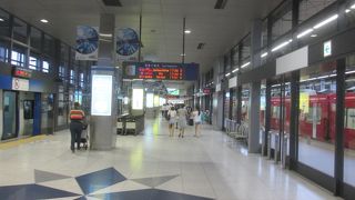 駅のホームにカートが置いてあります