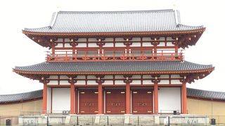 電車が横切る世界遺産