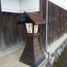 玄関口に建つ看板が風情がある