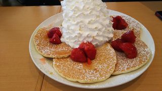 生クリームたっぷりのパンケーキ