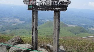 津軽富士としても言われている岩木山は、津軽岩木スカイラインで８合目まで車で登れ、９合目まではリフトで行けます。