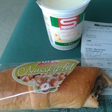 空港内のスーパーで買いました