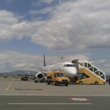 歩いて搭乗します