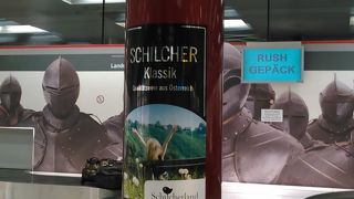 空港は小さいけれど、スーパーもあります。