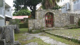 立派なアーチ門があります