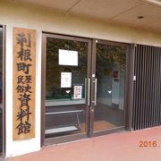 入口に「なんでも鑑定団」にでた学校の看板があります。