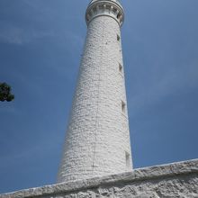 真っ白できれいな灯台