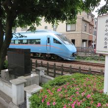 歌碑と小田急特急