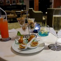 カクテルタイム：無料の食べ物はお酒と一緒に持ってきてくれます