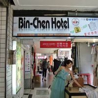 銀行を過ぎて１m、ここを左へ入る