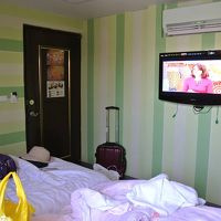 狭いツインルーム、安いし文句は言えない