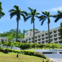 物凄い急な坂を上がって見えて来る外観