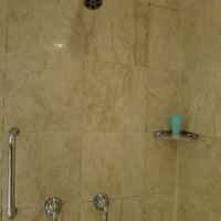 ハンドシャワーがねぇ。。。バスタブにはあったけど。