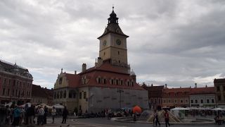 街の中心部の広場にあります