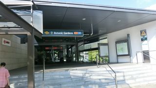 駅を出たら、そこが植物園