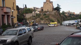 自由広場からメテヒ橋へ