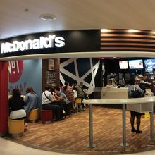 近くには UNIQLOやら、UFJ銀行ATMも。