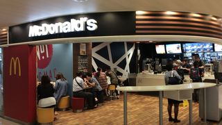 マクドナルドの商品は買えるが、客席数は限られている。