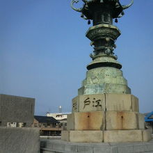 海をバックに綺麗に建っています。