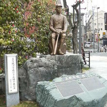 バットを持って座っている姿です。