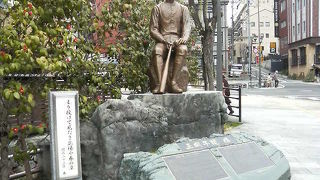 野球好きな子規らしい姿です