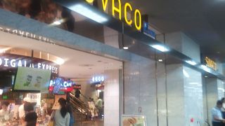 京都駅中央改札口向いにあり