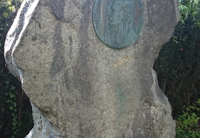 ミロスラヴ ティルシュ博士のモニュメント