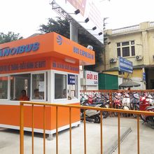 ハノイ駅を正面にすると左側にある86路線バスの乗り場
