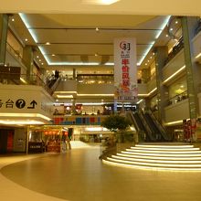 大きな吹き抜けの有るモール