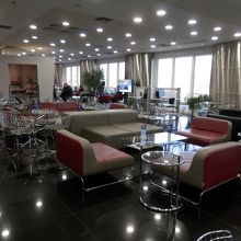 モダーンで広いのですが混雑してました。