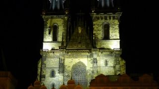 旧市街広場で一際目立つ教会