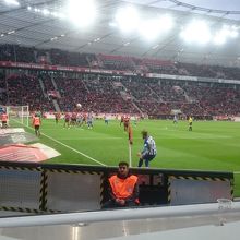 バックスタンドのアウェイ側の端の席。2,500円程でした。