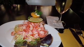 食品だけでなく、イートインもできたり、楽しい