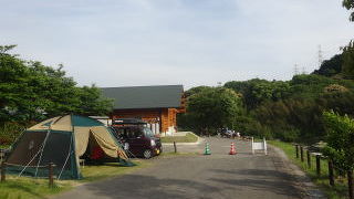 キャンプ場が併設、河原に降りれます